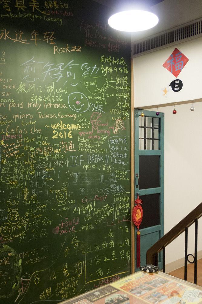 Knock Knock Hostel Kaohsiung Buitenkant foto