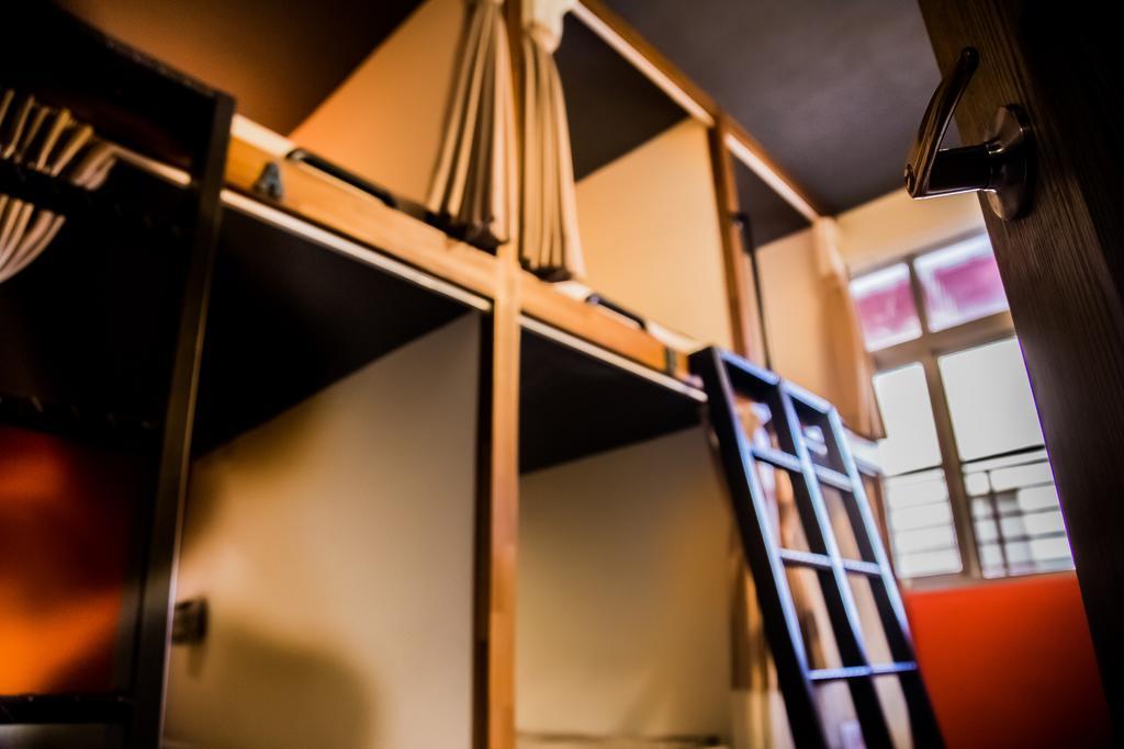 Knock Knock Hostel Kaohsiung Buitenkant foto