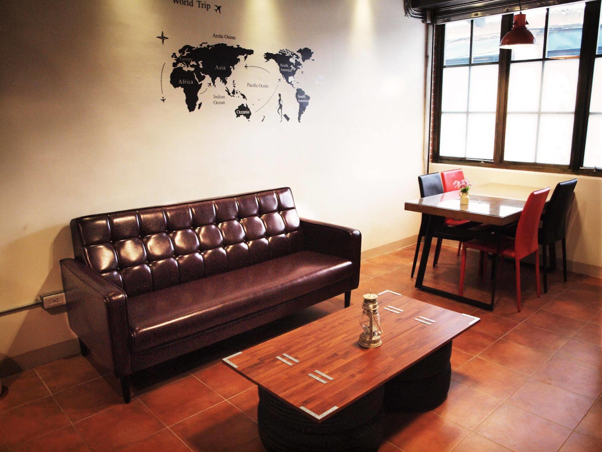 Knock Knock Hostel Kaohsiung Buitenkant foto