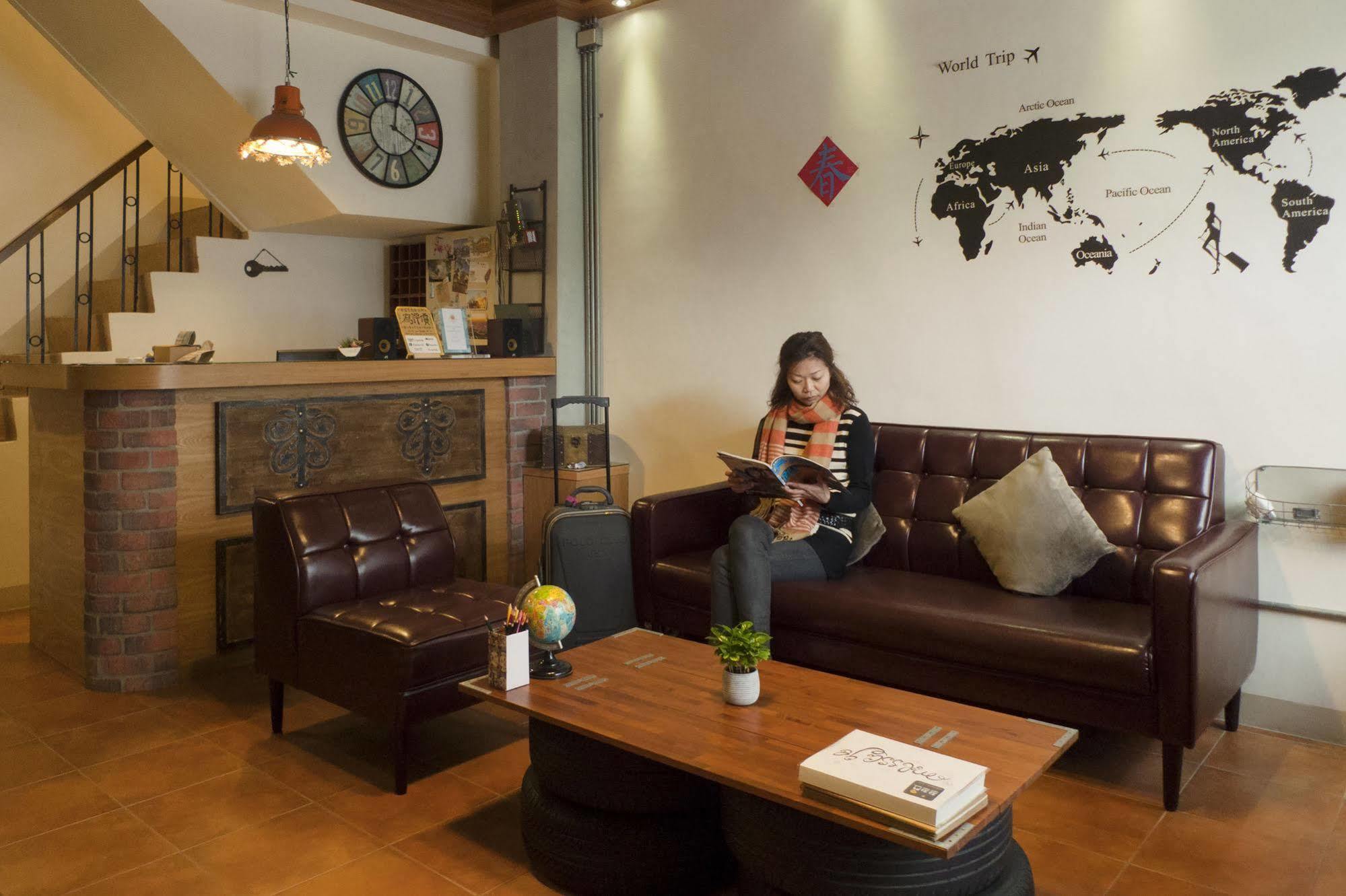 Knock Knock Hostel Kaohsiung Buitenkant foto