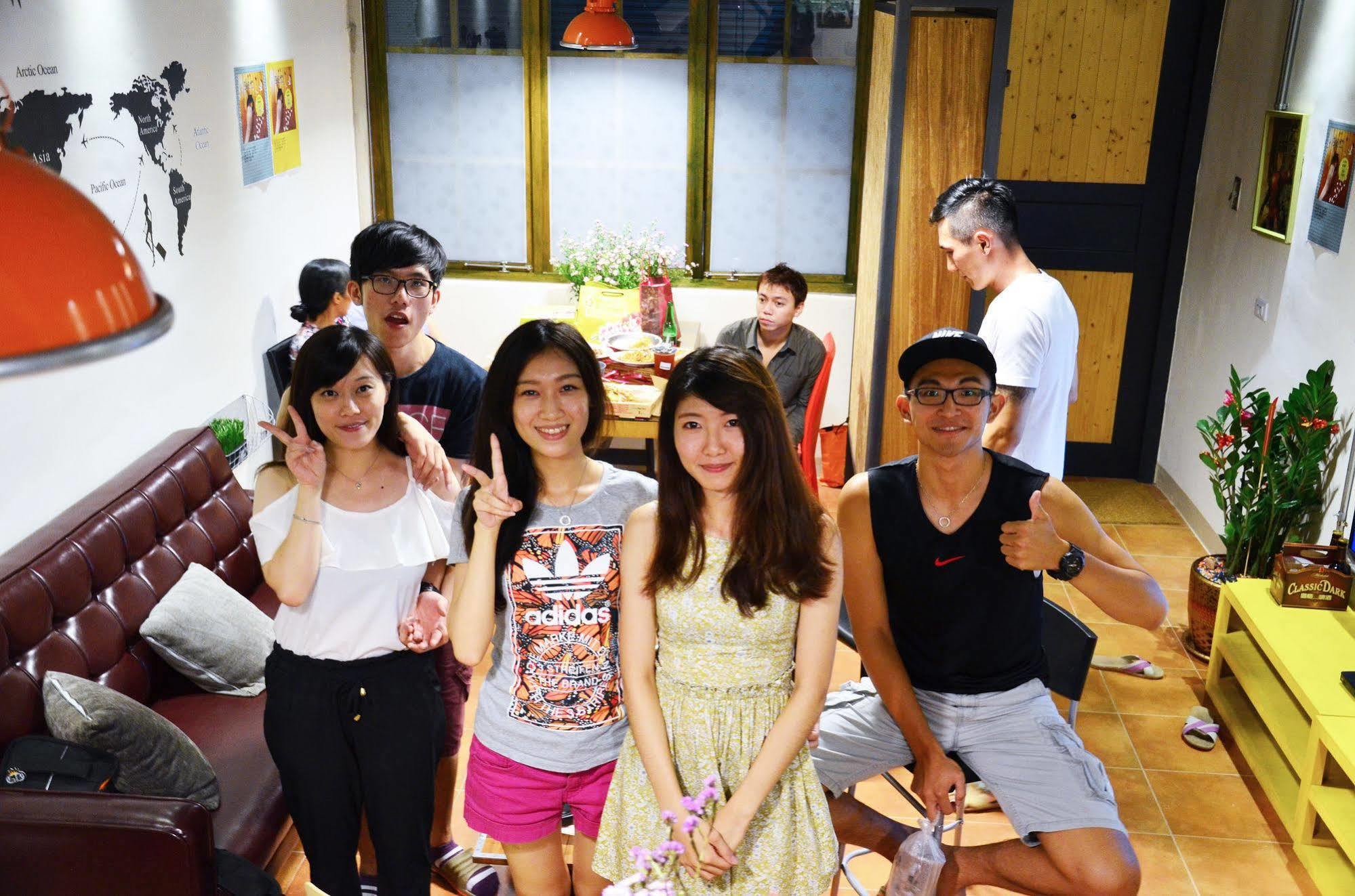 Knock Knock Hostel Kaohsiung Buitenkant foto