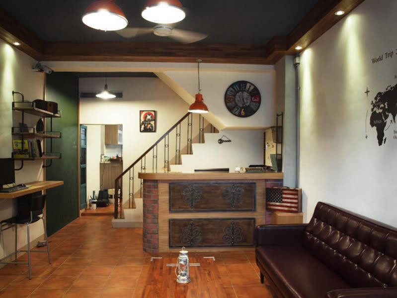 Knock Knock Hostel Kaohsiung Buitenkant foto