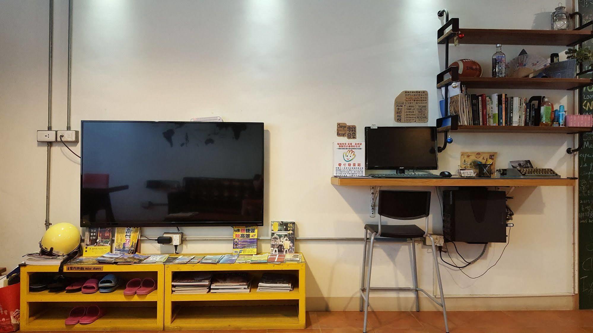 Knock Knock Hostel Kaohsiung Buitenkant foto