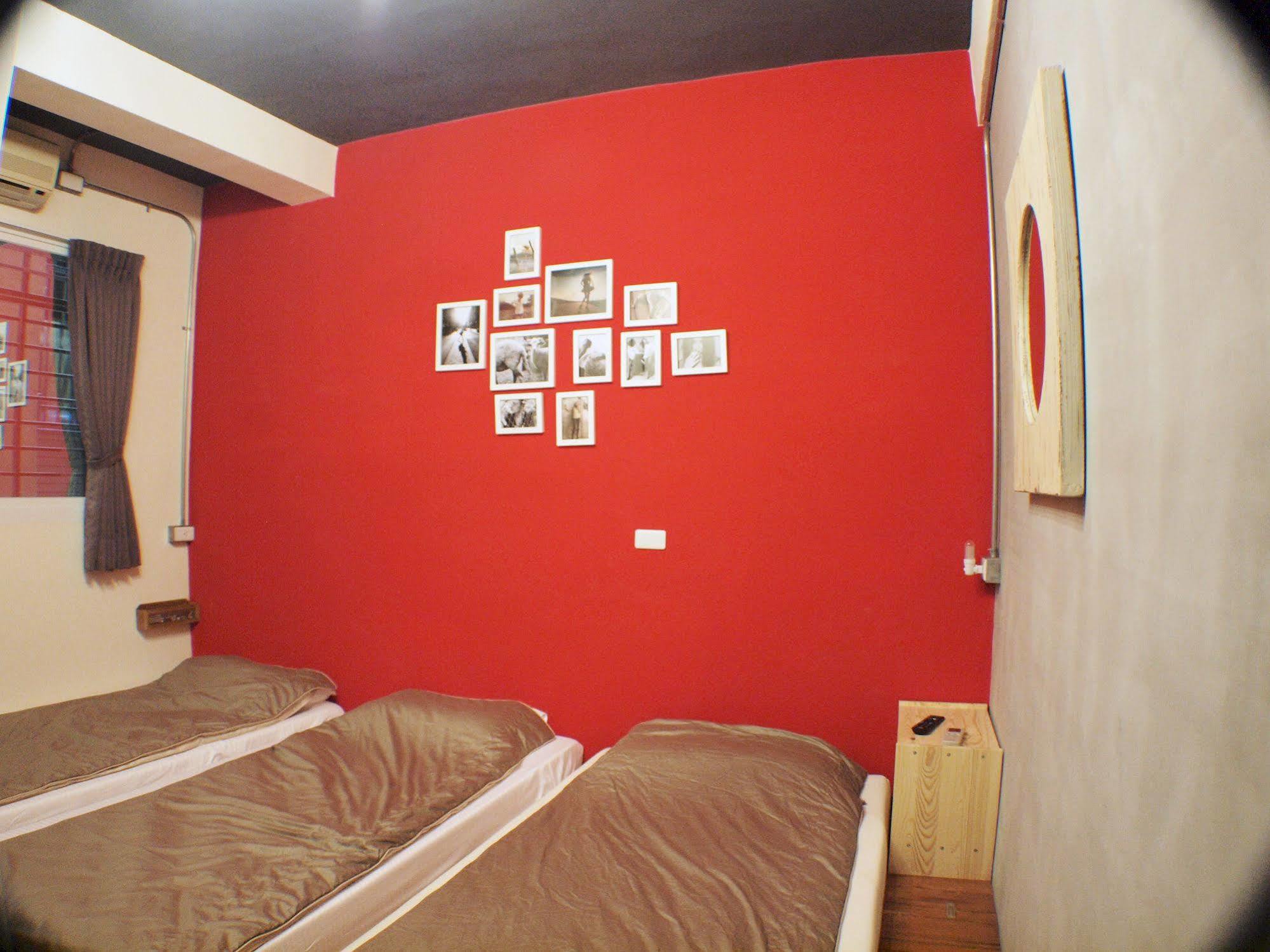 Knock Knock Hostel Kaohsiung Buitenkant foto