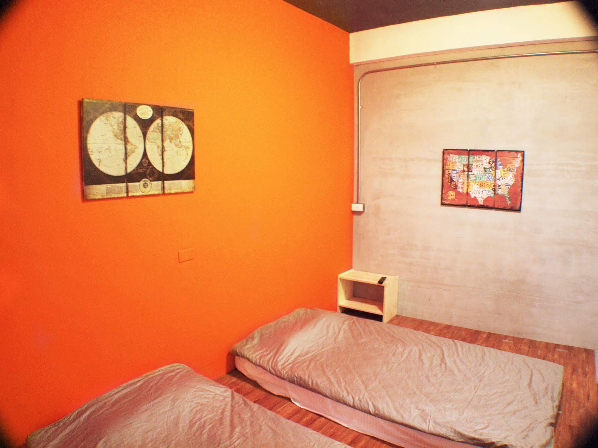 Knock Knock Hostel Kaohsiung Buitenkant foto