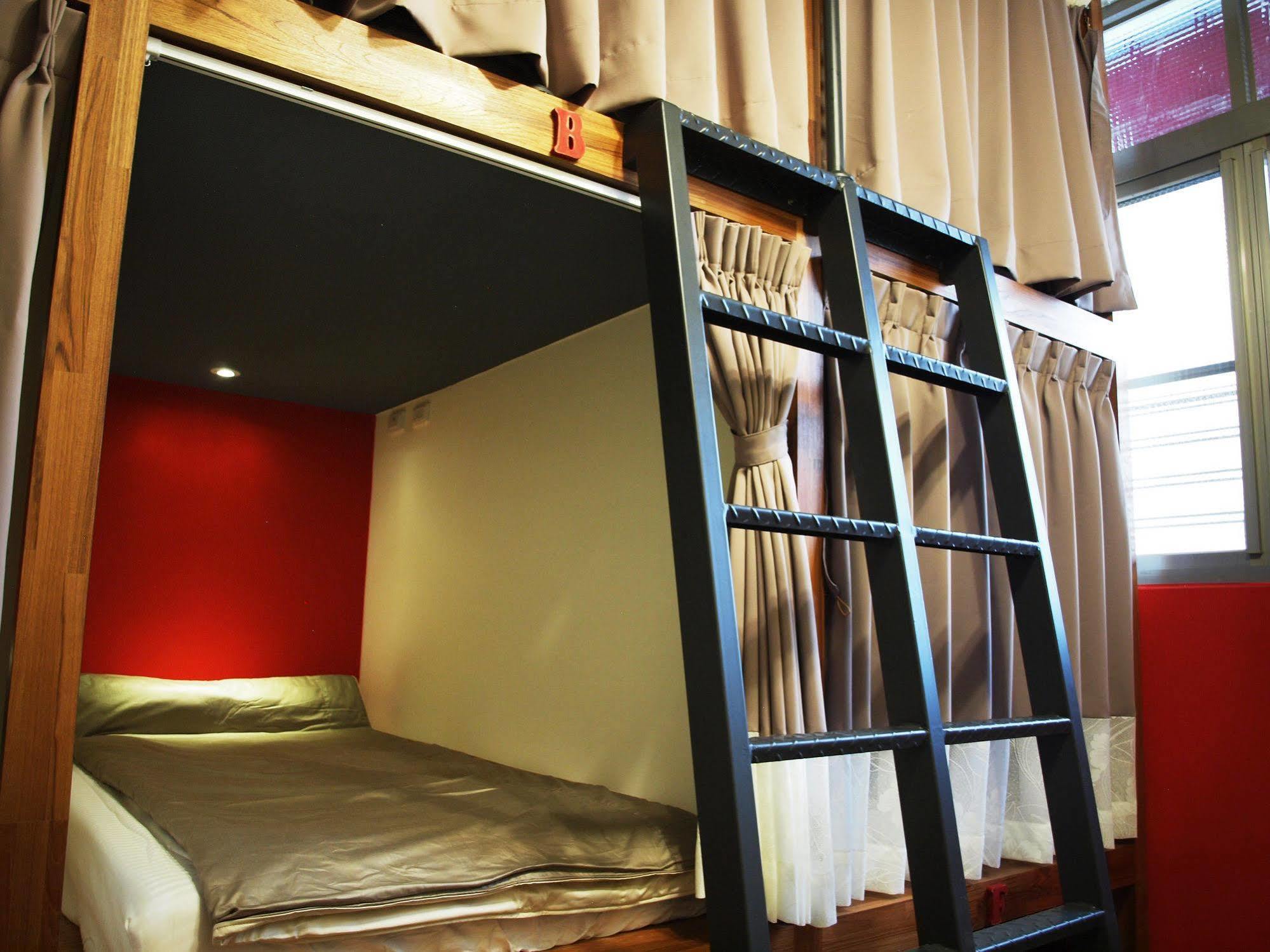 Knock Knock Hostel Kaohsiung Buitenkant foto