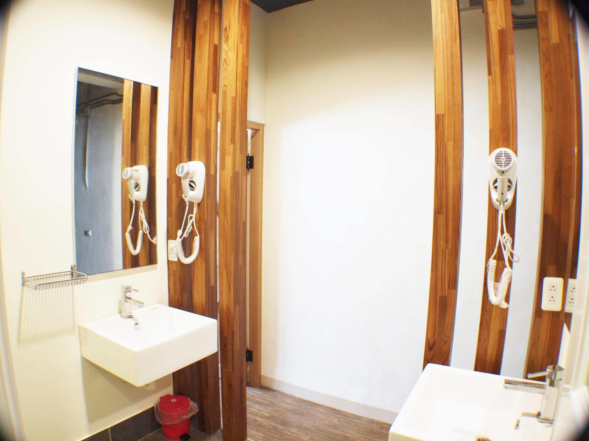 Knock Knock Hostel Kaohsiung Buitenkant foto
