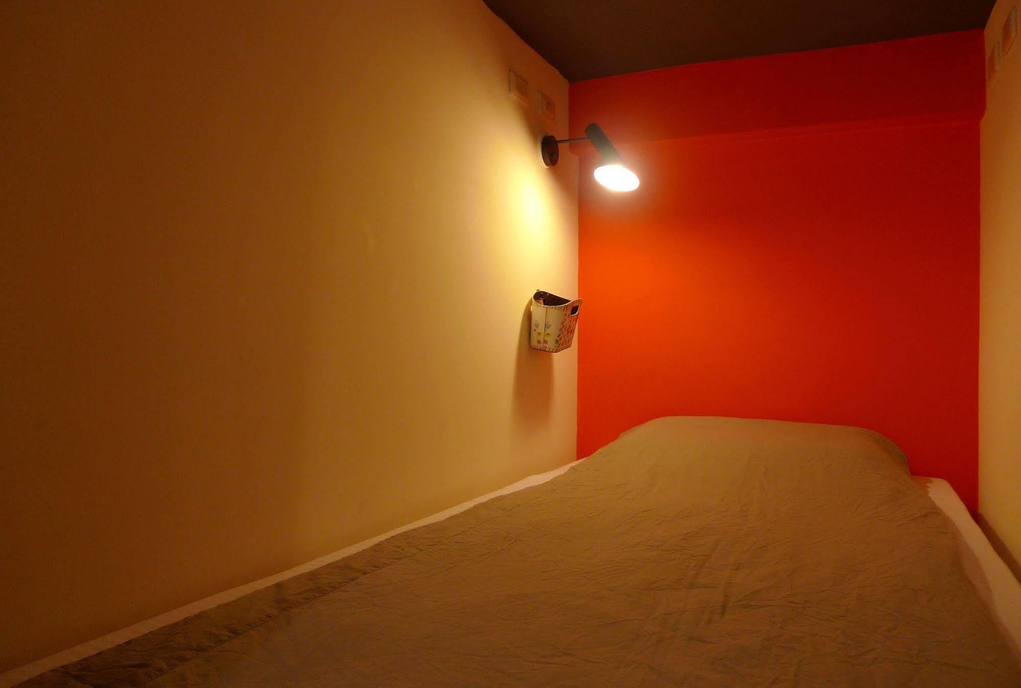Knock Knock Hostel Kaohsiung Buitenkant foto