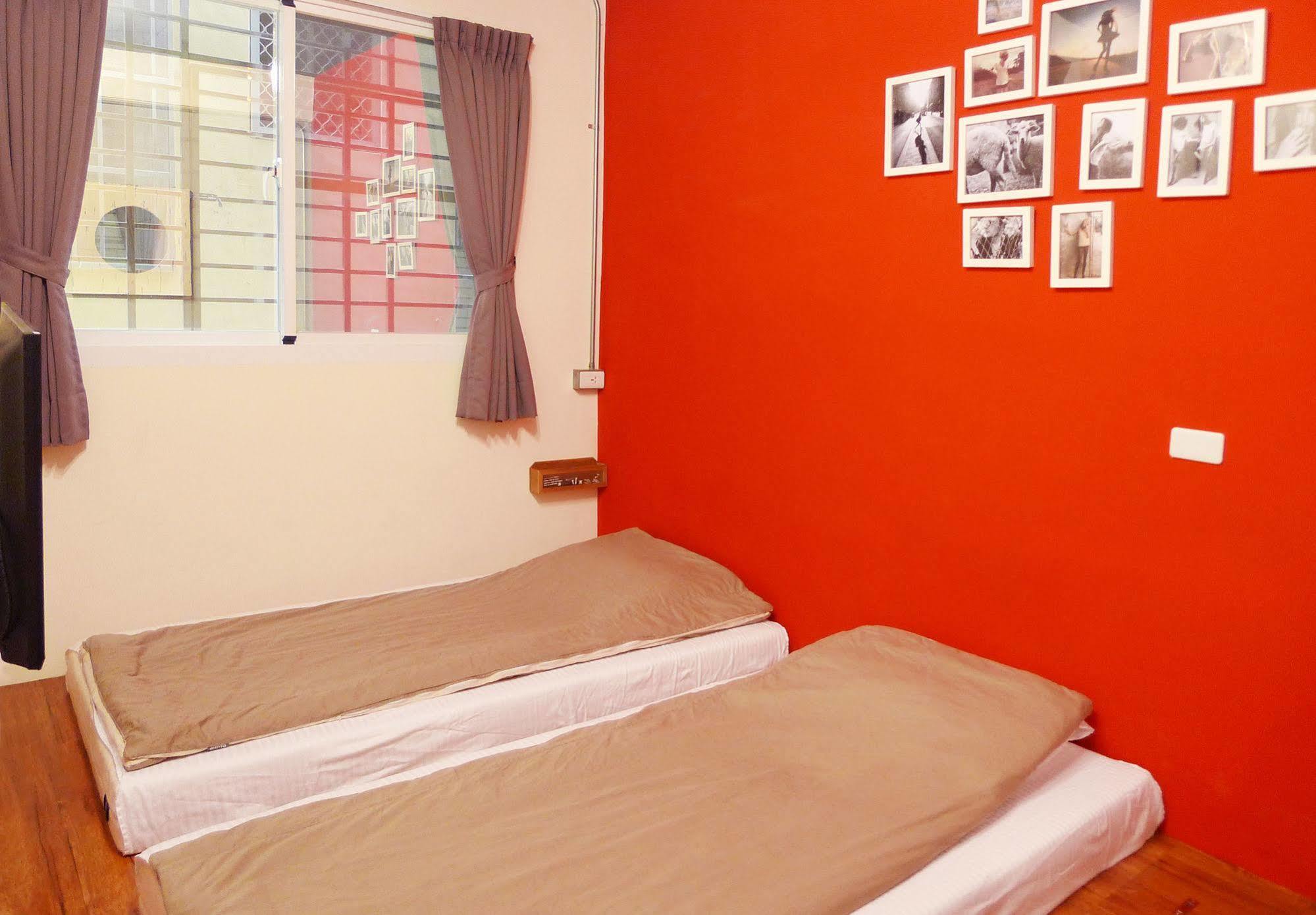 Knock Knock Hostel Kaohsiung Buitenkant foto