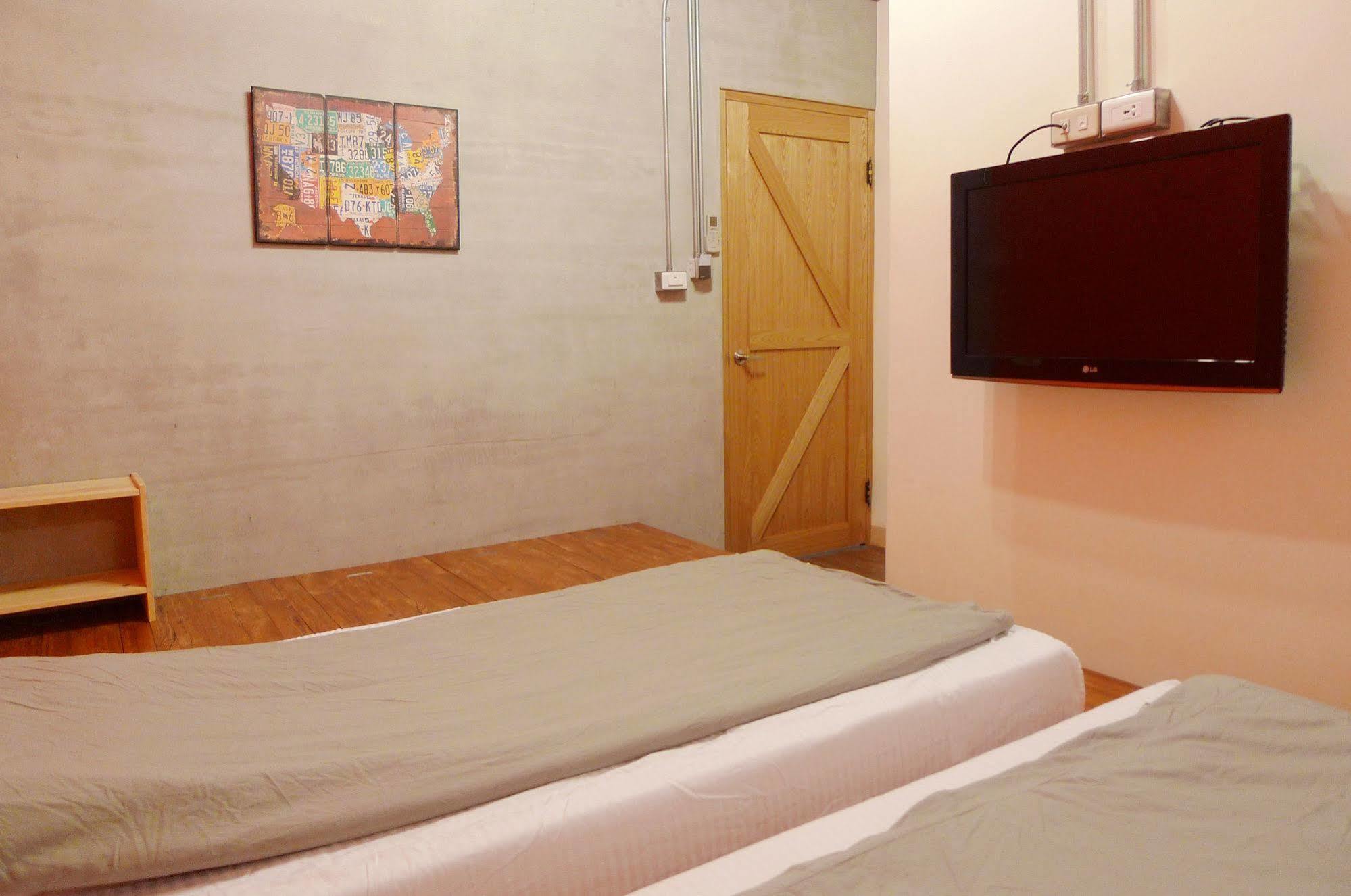 Knock Knock Hostel Kaohsiung Buitenkant foto